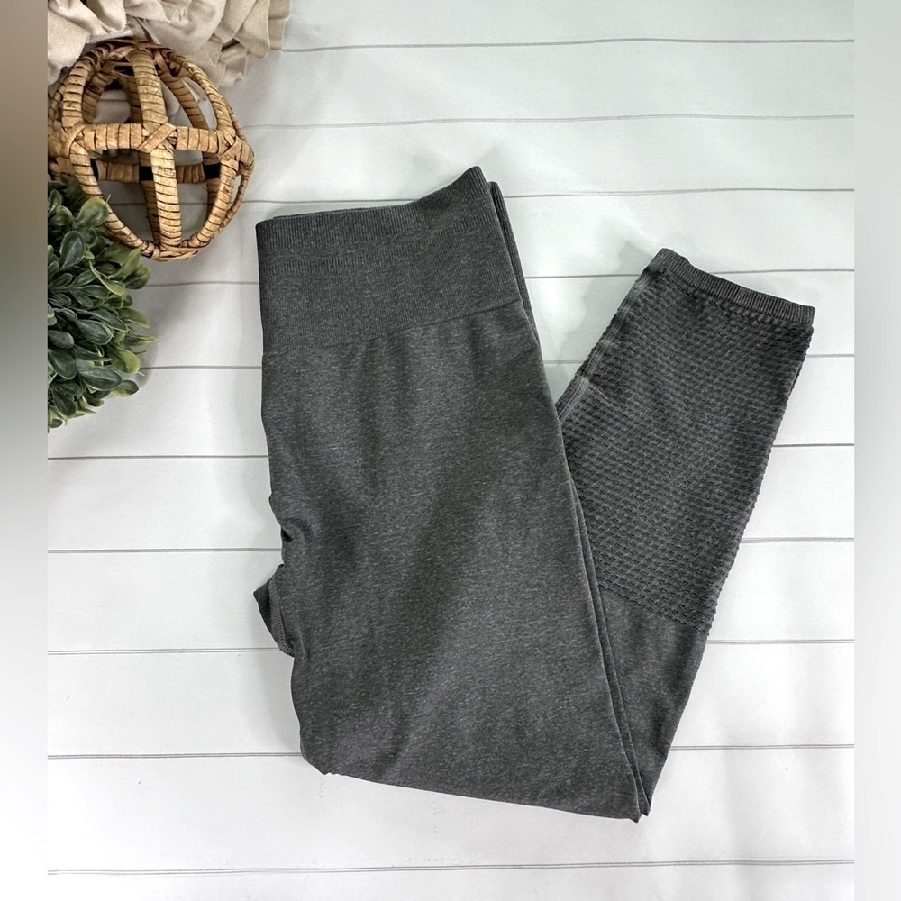Fabletics Womens Seamless Gray Capri Leggings High Rise Athletic Size Large